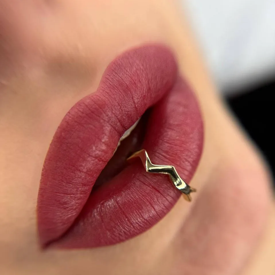 Cansu Durkun Lip Blush — Lips kalıcı makyaj uygulaması